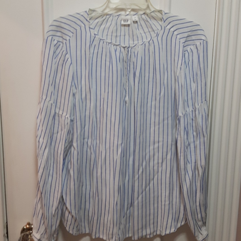 🛍️ GAP blue and white stripe blouse